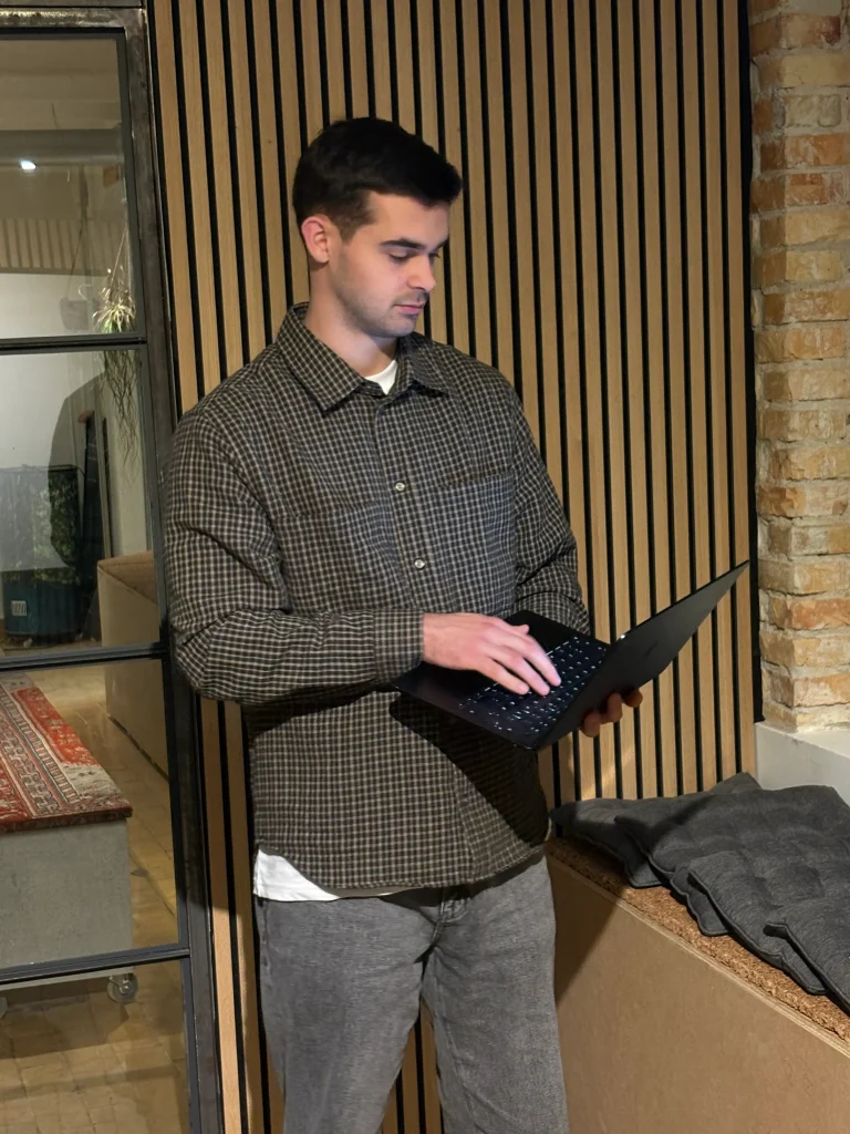 Jonathan med sin bærbare på kontoret
