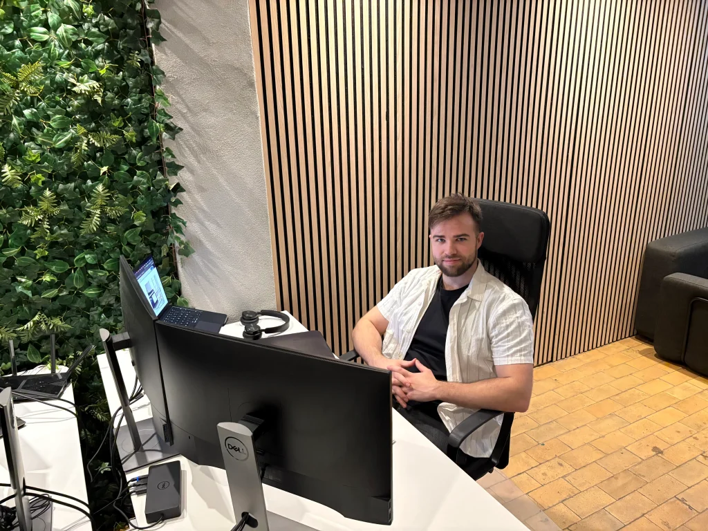 Troels ved sit skrivebord på Adbulls kontor i Aarhus