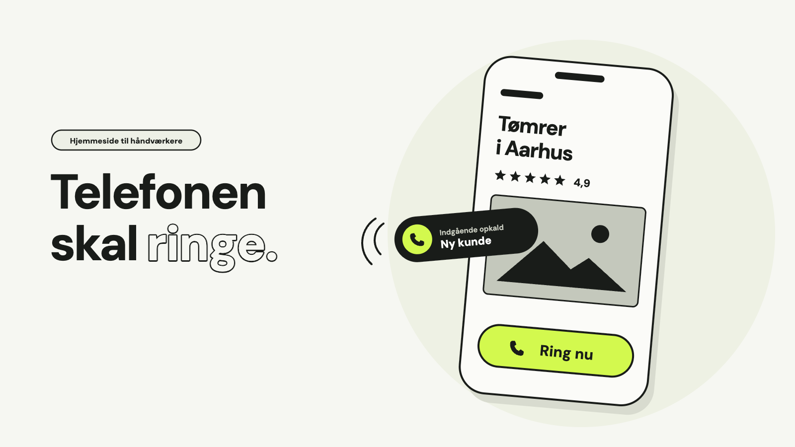 En håndværkers hjemmeside på en telefon med fag og område i overskriften, tre ydelser med fra-priser, Google-anmeldelser og en stor ringeknap, med mærkater ved hvert element.