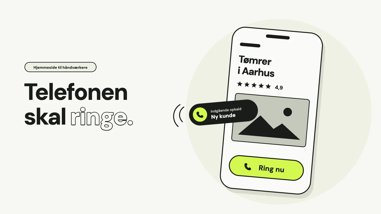 En håndværkers hjemmeside på en telefon med fag og område i overskriften, tre ydelser med fra-priser, Google-anmeldelser og en stor ringeknap, med mærkater ved hvert element.